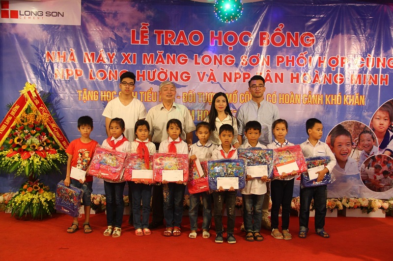 Xi măng Long Sơn tổ chức trao học bổng cho học sinh nghèo vượt khó năm học 2017 – 2018