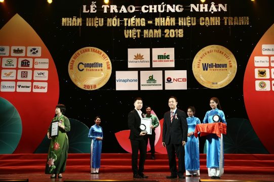Đại diện Công ty Xi măng Long Sơn nhận Giải thưởng “Top 100 Nhãn hiệu nổi tiếng – Nhãn hiệu cạnh tranh Việt Nam 2018”