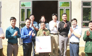 Công ty Xi măng Long Sơn cùng với Quỹ tấm lòng vàng Báo Thanh Hóa trao nhà tình thương tại huyện Bá Thước tỉnh Thanh Hóa