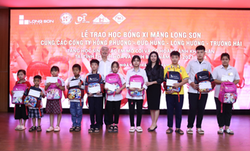 Công ty Xi măng Long Sơn trao học bổng cho học sinh có hoàn cảnh đặc biệt khó khăn năm học 2023-2024