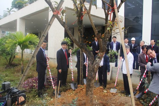 Chairman of Thanh Hoa province attended the new year ceremony of Long Son Cement Plant.