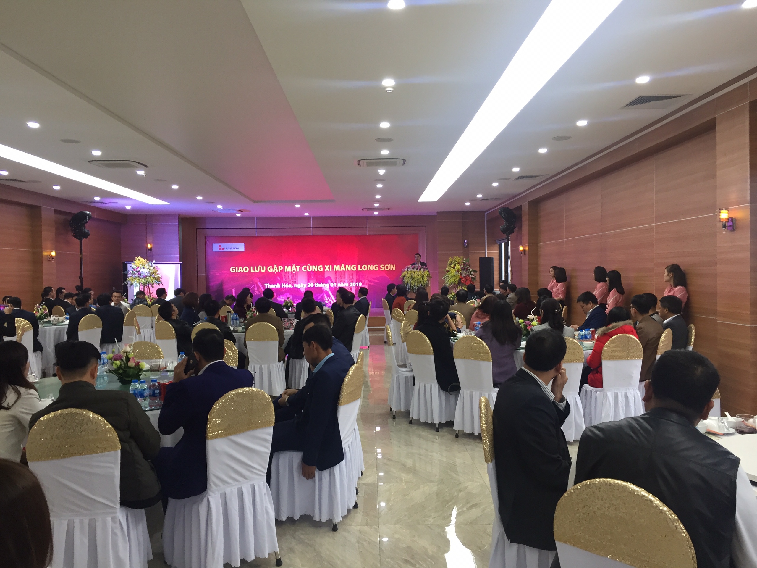 Long Son Cement met its distributors of Northern, Central and Southern regions in Lunar New year 2019.