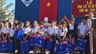 Long Son Cement – Giving is hold forever – Starting the program “School bags along with children go to school” in the school year 2020-2021