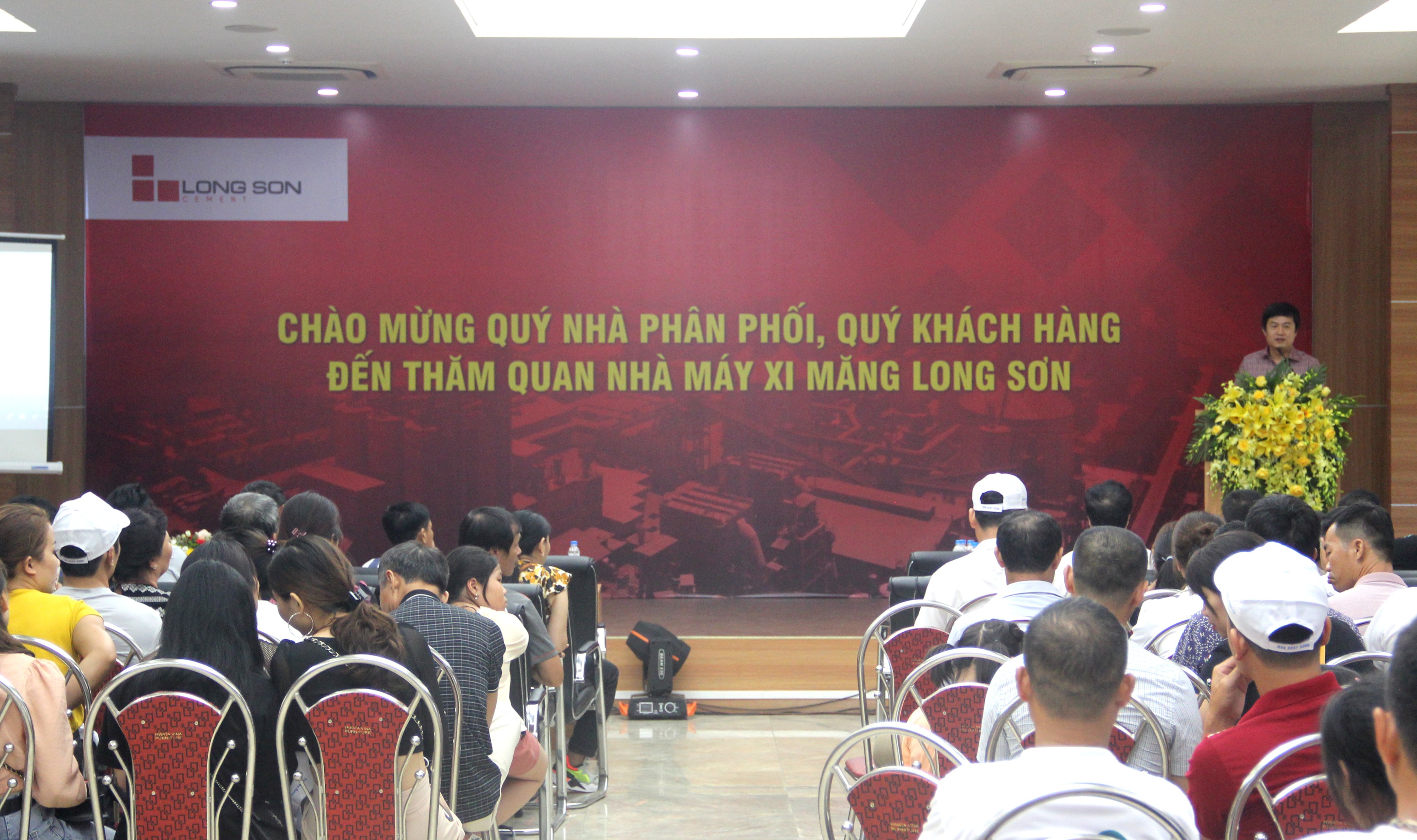 Long Son Cement welcomes customers from Hanoi to visit the company.