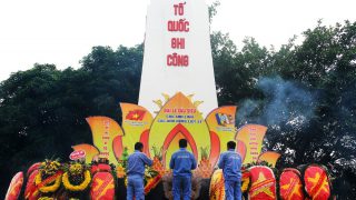 Long Son Cement offering incense at Bim Son cemetery on the occasion of the 73rd anniversary of the Vietnam’s War Invalids and Martyrs Day (July 27, 1947 – July 27, 2020).