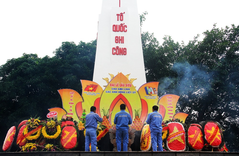 Long Son Cement offering incense at Bim Son cemetery on the occasion of the 73rd anniversary of the Vietnam’s War Invalids and Martyrs Day (July 27, 1947 – July 27, 2020).