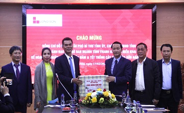 Chairman of the People’s Committee and leaders of departments of Thanh Hoa province attended the launching ceremony at the beginning of the year of Long Son Cement Company