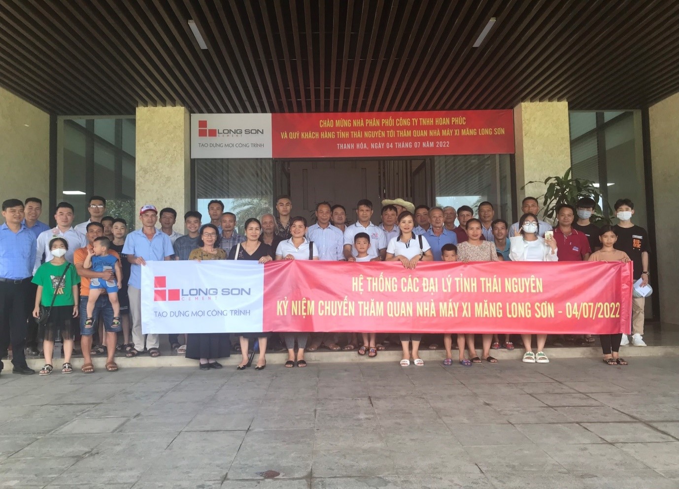 Welcome Distributor Hoan Phuc Co., Ltd and customers in Thai Nguyen province to visit Long Son Cement Plant.