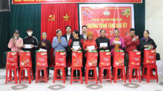 Long Son Cement Company Joins Hands to Present Lunar New Year Gifts for the Poor and Policy Families on the Occasion of Xuan Binh Ngo