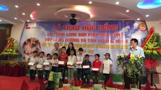 Công ty Xi măng Long Sơn trao học bổng cho học sinh có hoàn cảnh khó khăn năm học 2016-2017