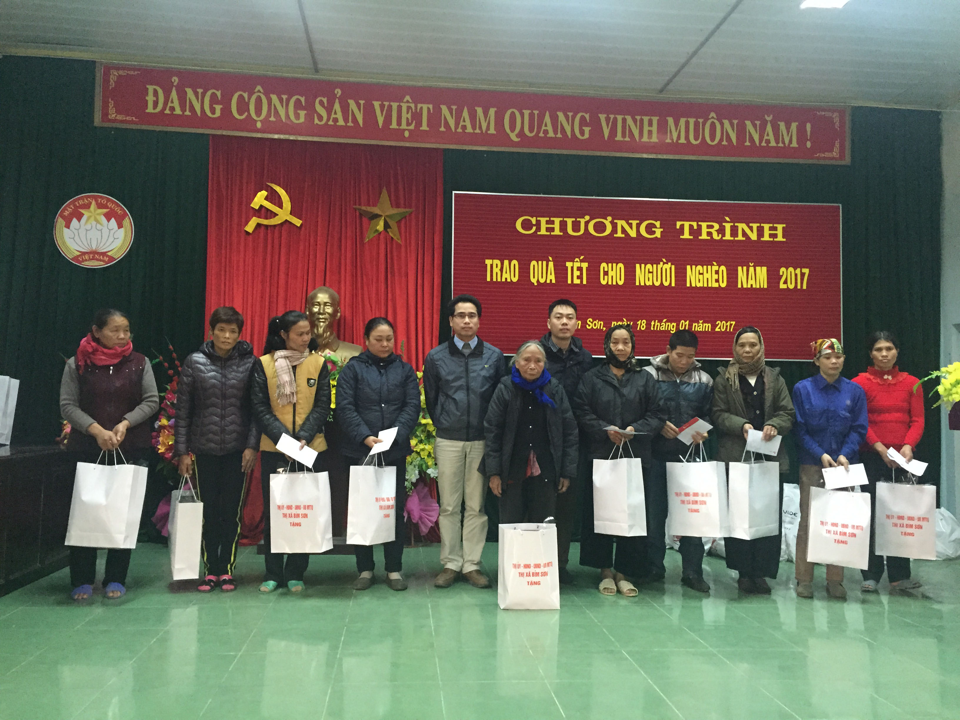 Xi măng Long Sơn chung tay chăm lo cho người nghèo xuân Đinh dậu 2017