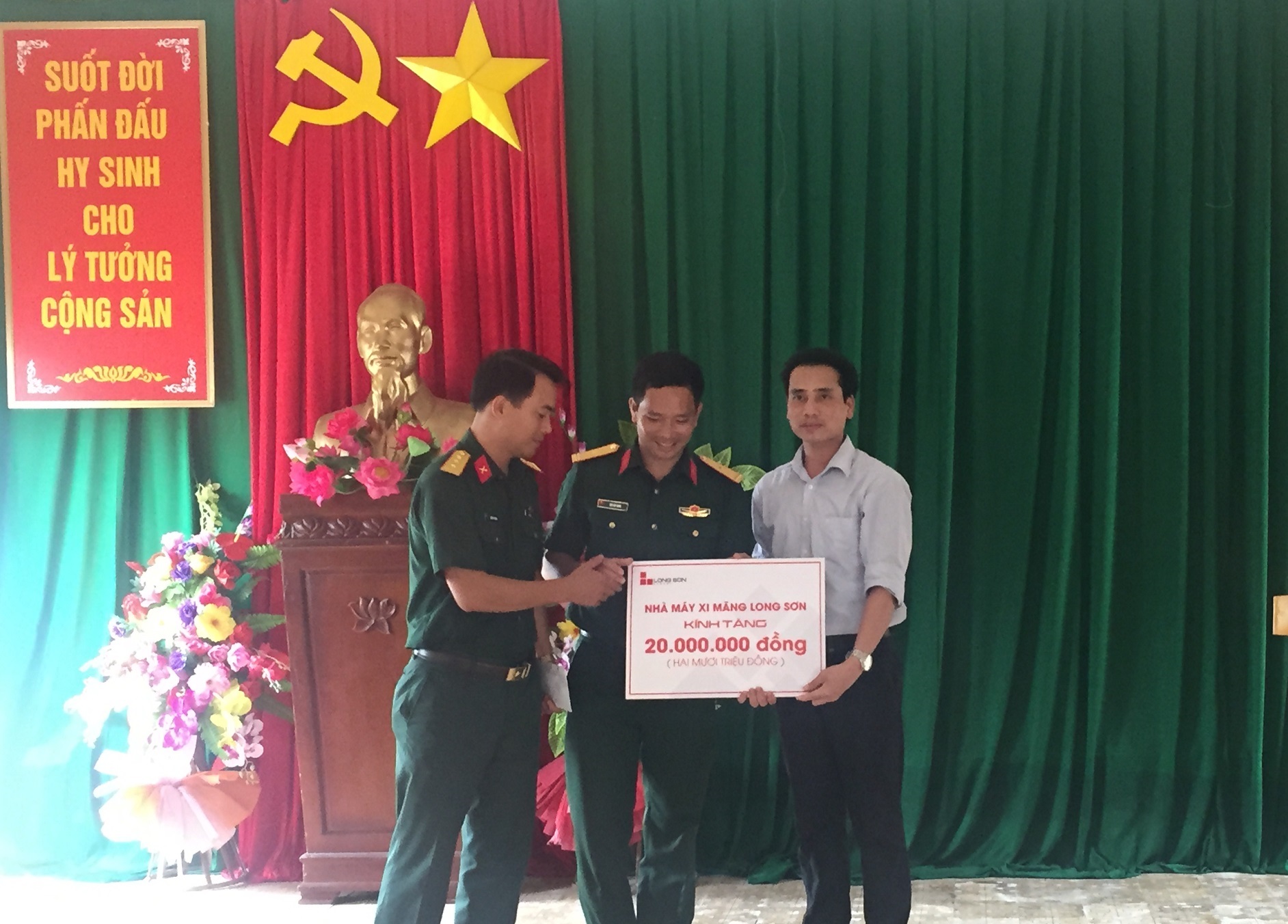 Nhà máy Xi măng Long Sơn tới dâng hương tại nghĩa trang liệt sĩ Đảo Mê, Tĩnh Gia, Thanh Hóa 24/07/2017