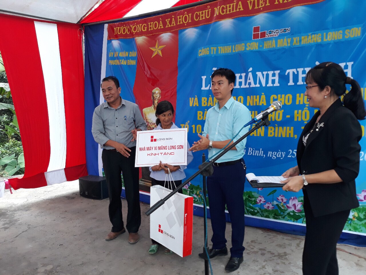 Khánh thành, trao tặng nhà tình nghĩa cho hộ gia đình có hoàn cảnh khó khăn.