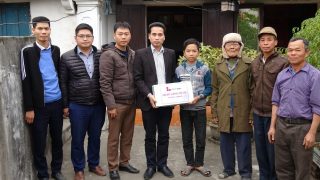 Xi măng Long Sơn – Trao kinh phí hỗ trợ học tập cho học sinh có hoàn cảnh khó khăn.
