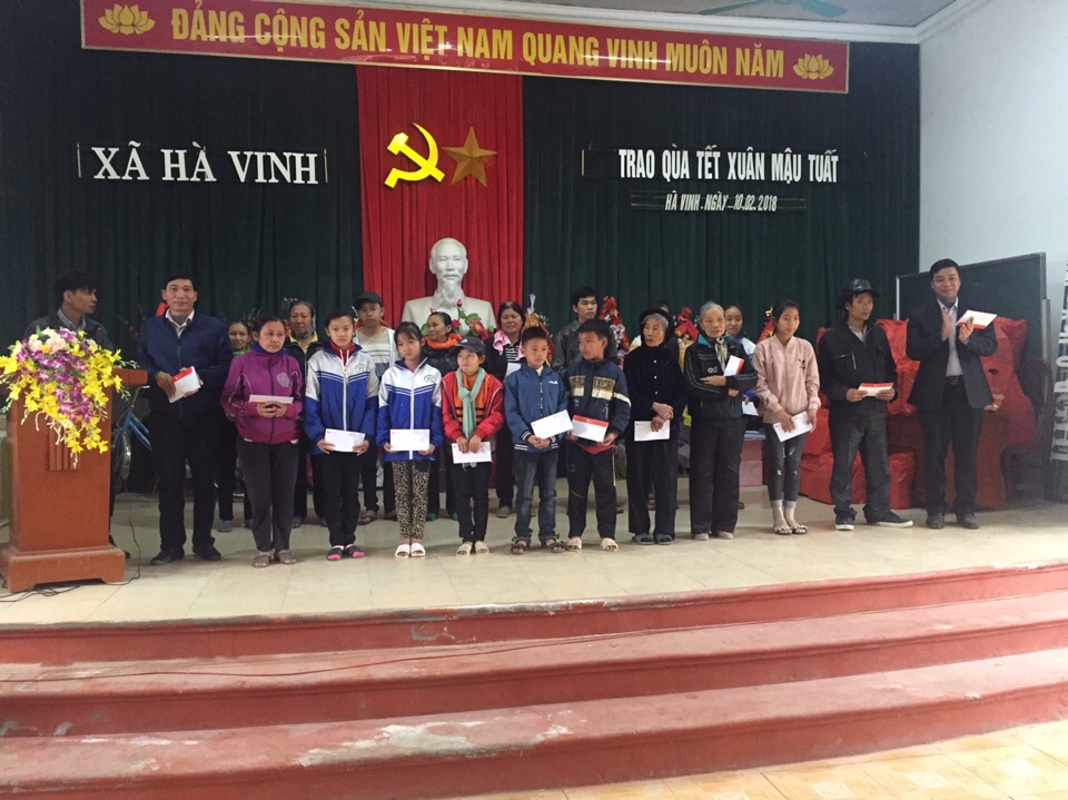 Xi măng Long Sơn – Trao quà tết Xuân Mậu Tuất 2018.