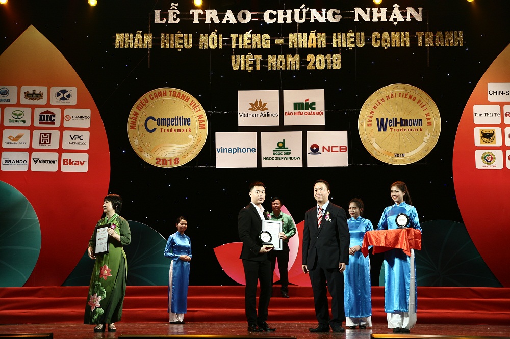 Xi măng Long Sơn nhận giải thưởng “Top 100 Nhãn hiệu nổi tiếng – Nhãn hiệu cạnh tranh 2018”.