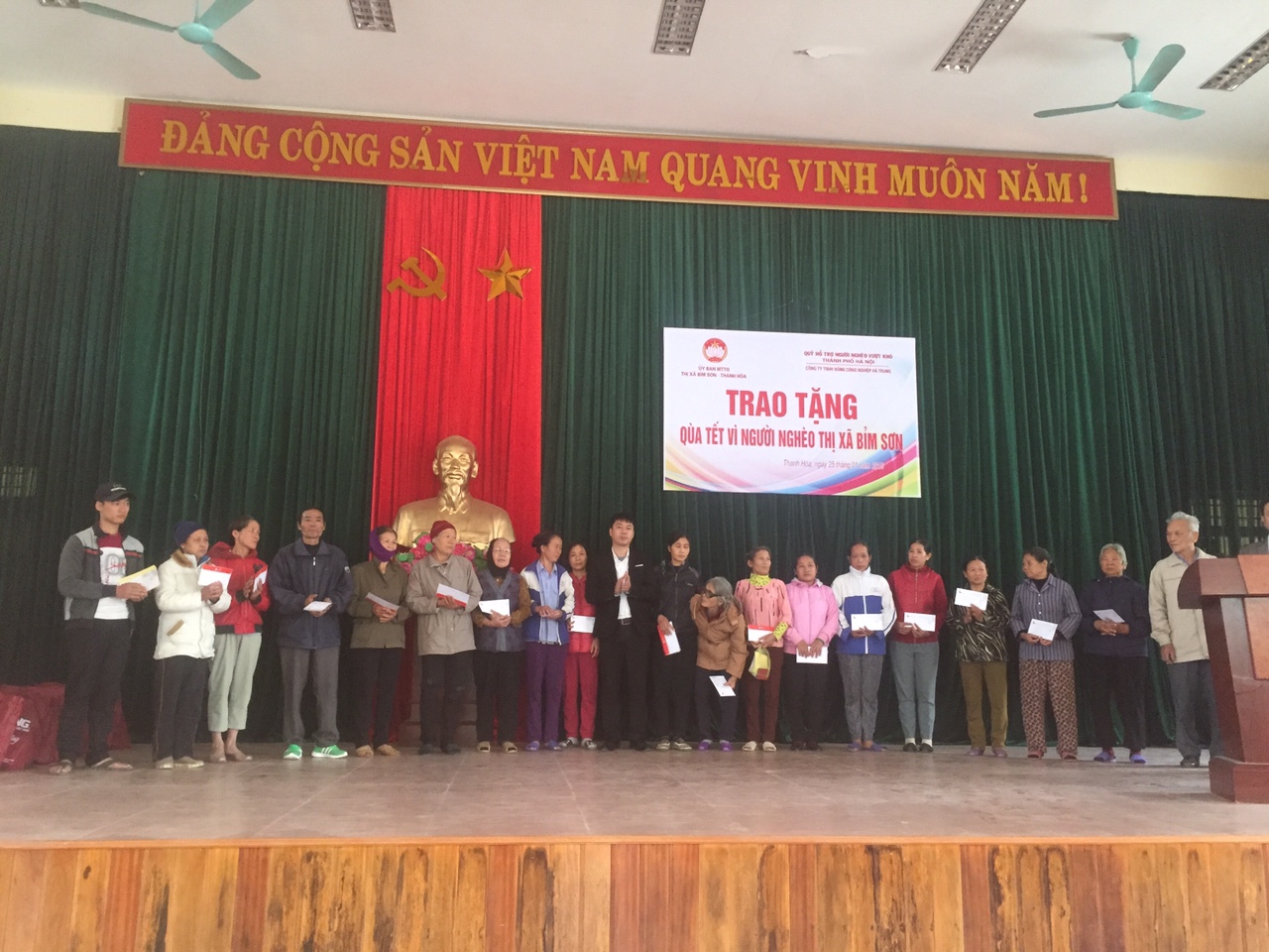 Xi măng Long Sơn – Chung tay chăm lo tết cho người nghèo Xuân Kỷ Hợi.