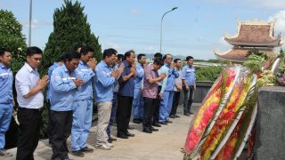 Công ty Xi măng Long Sơn – Dâng hưởng tưởng niệm các Anh hùng liệt sĩ tại Nghĩa trang Bỉm Sơn.
