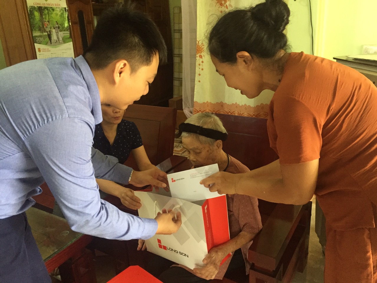 Công ty Xi măng Long Sơn – Thăm hỏi và tặng quà mẹ Việt Nam Anh Hùng.