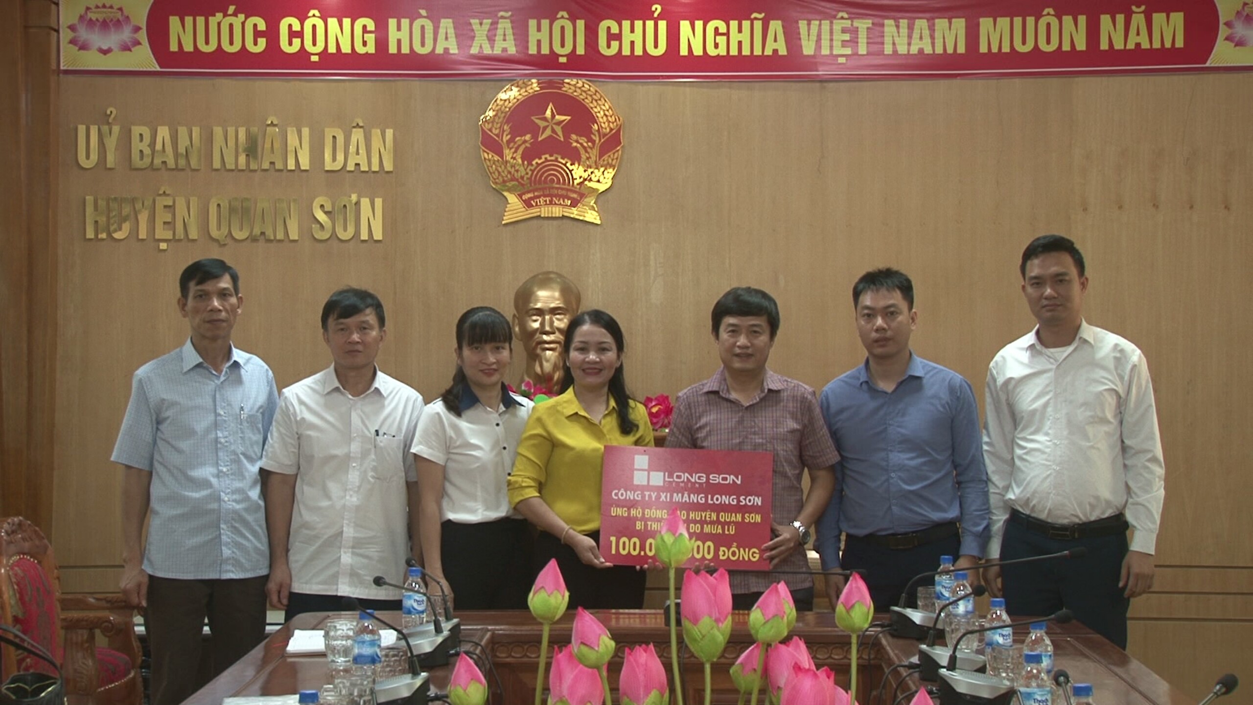 Công ty Xi măng Long Sơn – ủng hộ đồng bào huyện Quan Sơn, Mường Lát bị thiệt hại do mưa lũ.