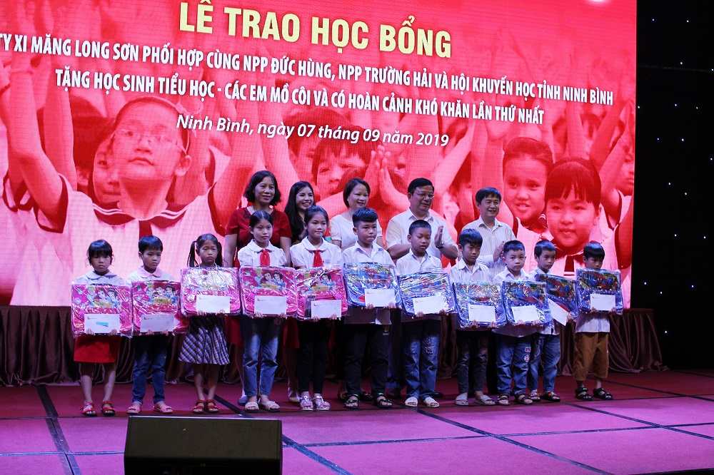 Trao học bổng cho 105 học sinh mồ côi, hoàn cảnh khó khăn tại tỉnh Ninh Bình