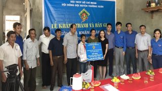 Xi măng Long Sơn phối hợp với huyện đoàn Thường Xuân trao tặng nhà Khăn quàng đỏ.