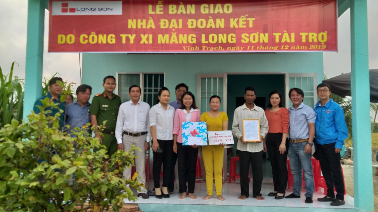Công ty Xi măng Long Sơn – Trao tặng nhà tình thương dịp tết đến, xuân về.