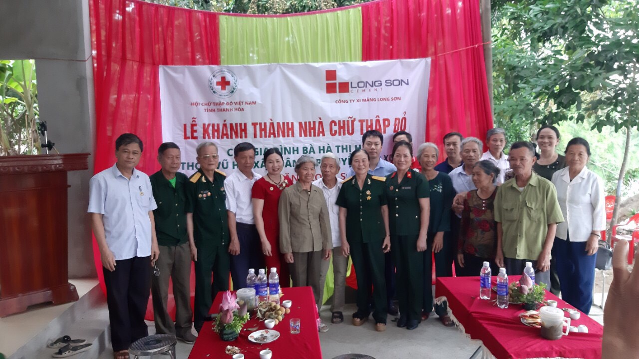 Xi măng Long Sơn bàn giao nhà tình thương cho hộ nghèo an cư trước mùa mưa bão.