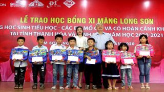 Trao học bổng của Công ty Xi măng Long Sơn cho học sinh có hoàn cảnh đặc biệt khó khăn