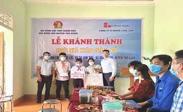 Công ty Xi măng Long Sơn trao tặng “Ngôi nhà Khăn quàng đỏ” cho các gia đình có hoàn cảnh khó khăn tại tỉnh Thanh Hóa.