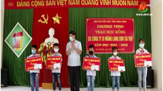Công ty xi măng Long Sơn trao học bổng cho học sinh có hoàn cảnh đặc biệt khó khăn.