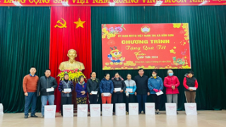 Công ty xi măng Long Sơn trao tặng quà cho các hộ nghèo nhân dịp xuân Giáp Thìn 2024