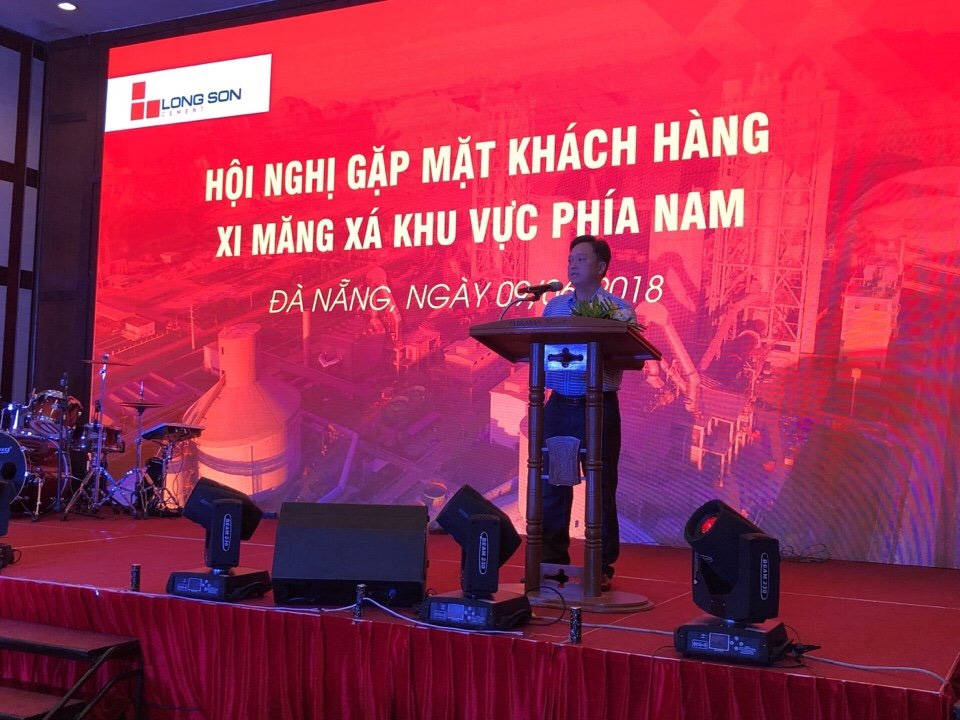 khach-hang-phat-bieu