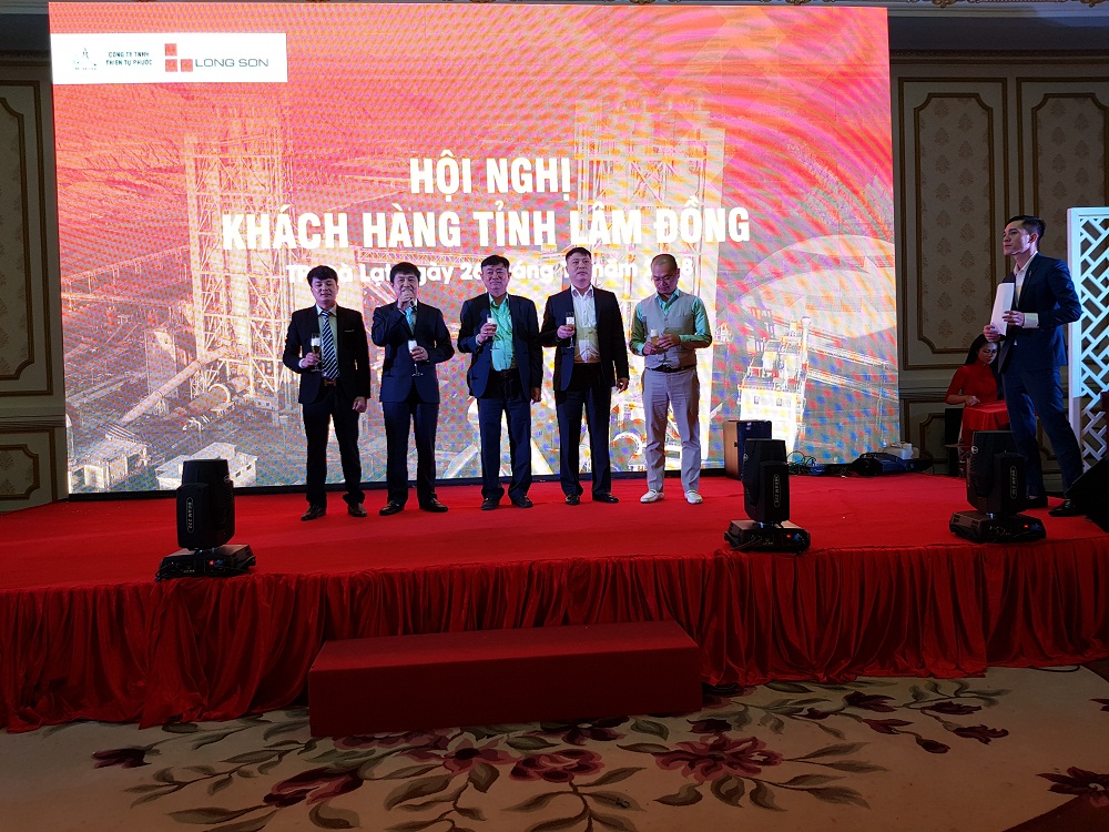 khai-tiệc-hội-nghị