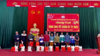 Xi măng Long Sơn trao tặng quà tết xuân Ất Tỵ cho hộ nghèo, hộ gia đình chính sách