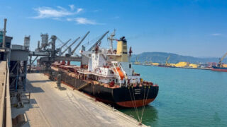 Long Sơn tiếp tục xuất khẩu xi măng sang Mỹ với hai chuyến tàu trong tuần