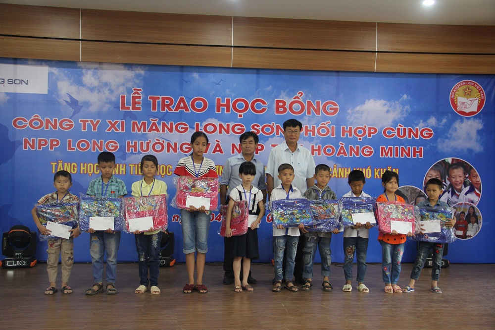 công-ty-long-hường-trao-tặng-học-bổng