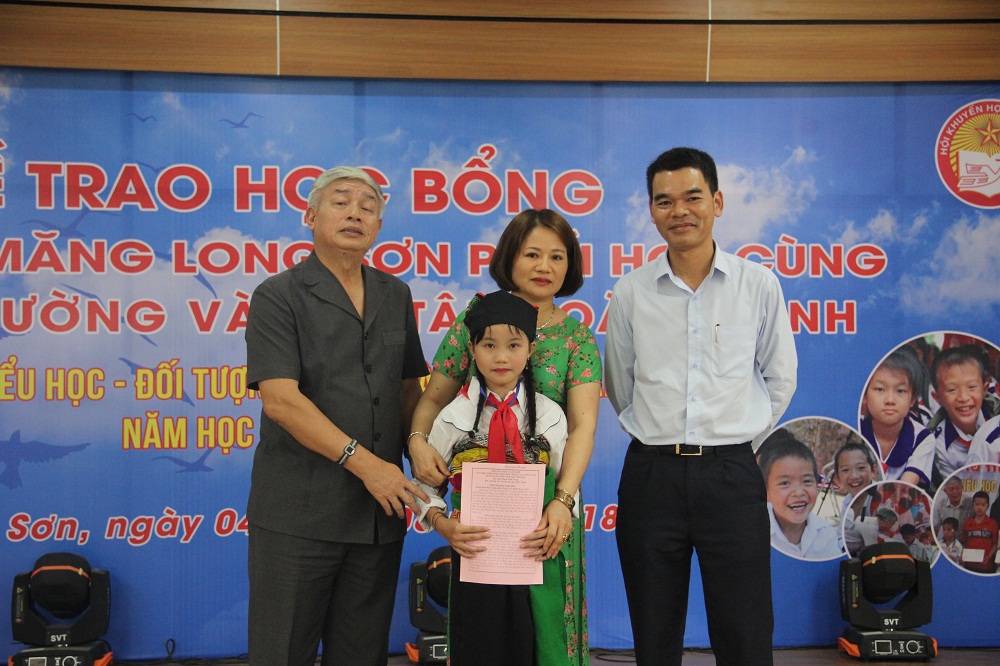 trao-học-bổng-khuyến-học
