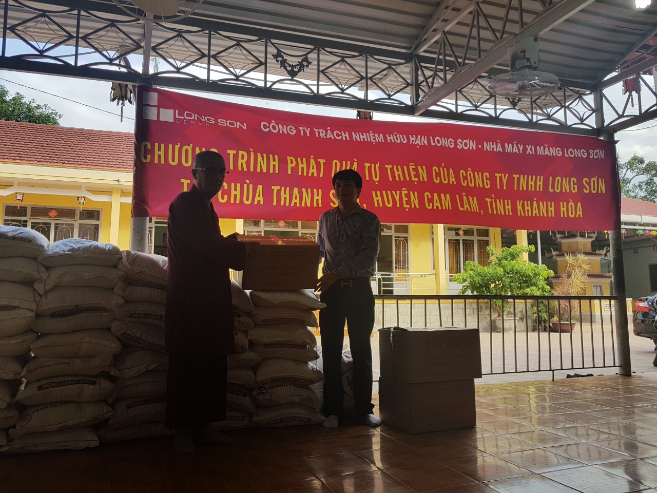 trao-quà-từ-thiện-tại-chùa-thanh-sơn