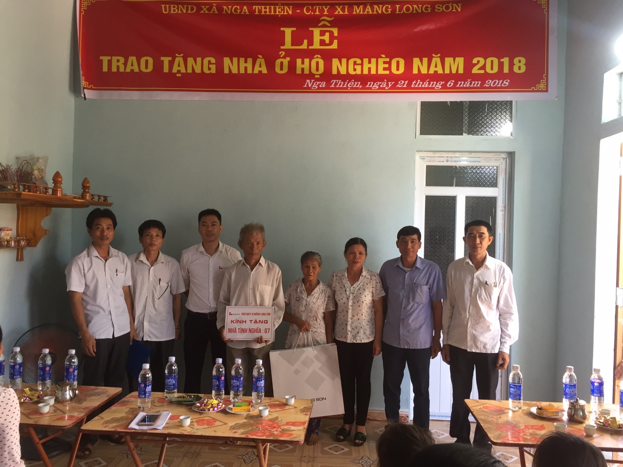 xi-mang-long-son-trao-tang-nha-tinh-nghia