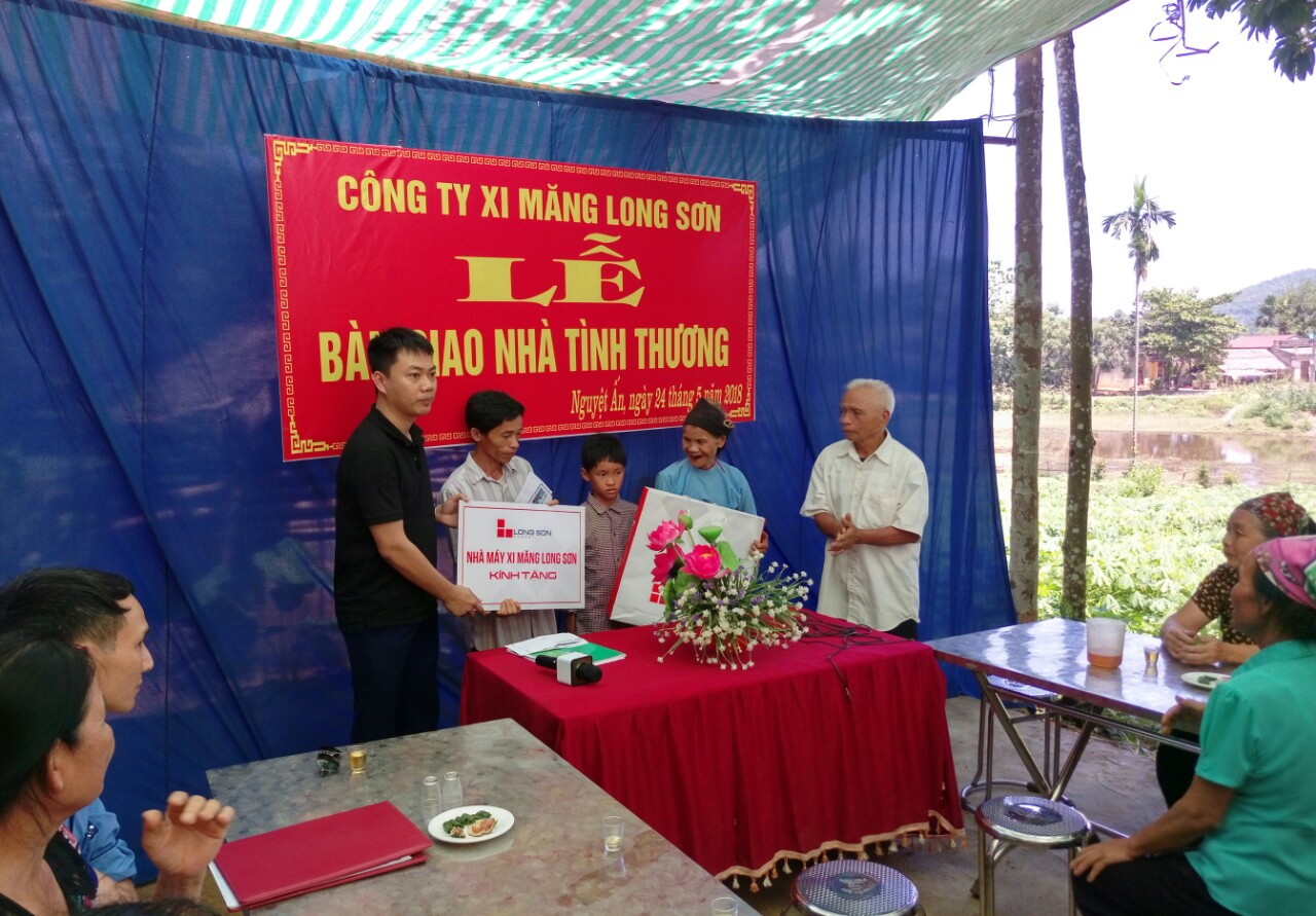xi-mang-long-son-trao-tang-nha-tinh-nghia
