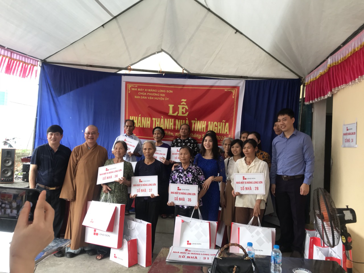 xi-mc483ng-long-sc6a1n-te1bab7ng-nhc3a0-tc3acnh-nghc4a9a-2 xi măng long sơn, tặng nhà tình nghĩa