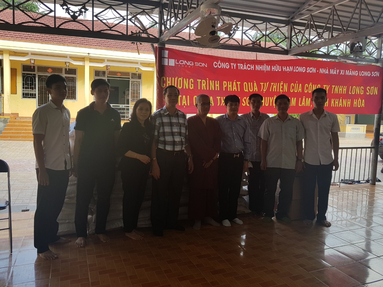 xi-măng-long-sơn-trao-quà-từ-thiện